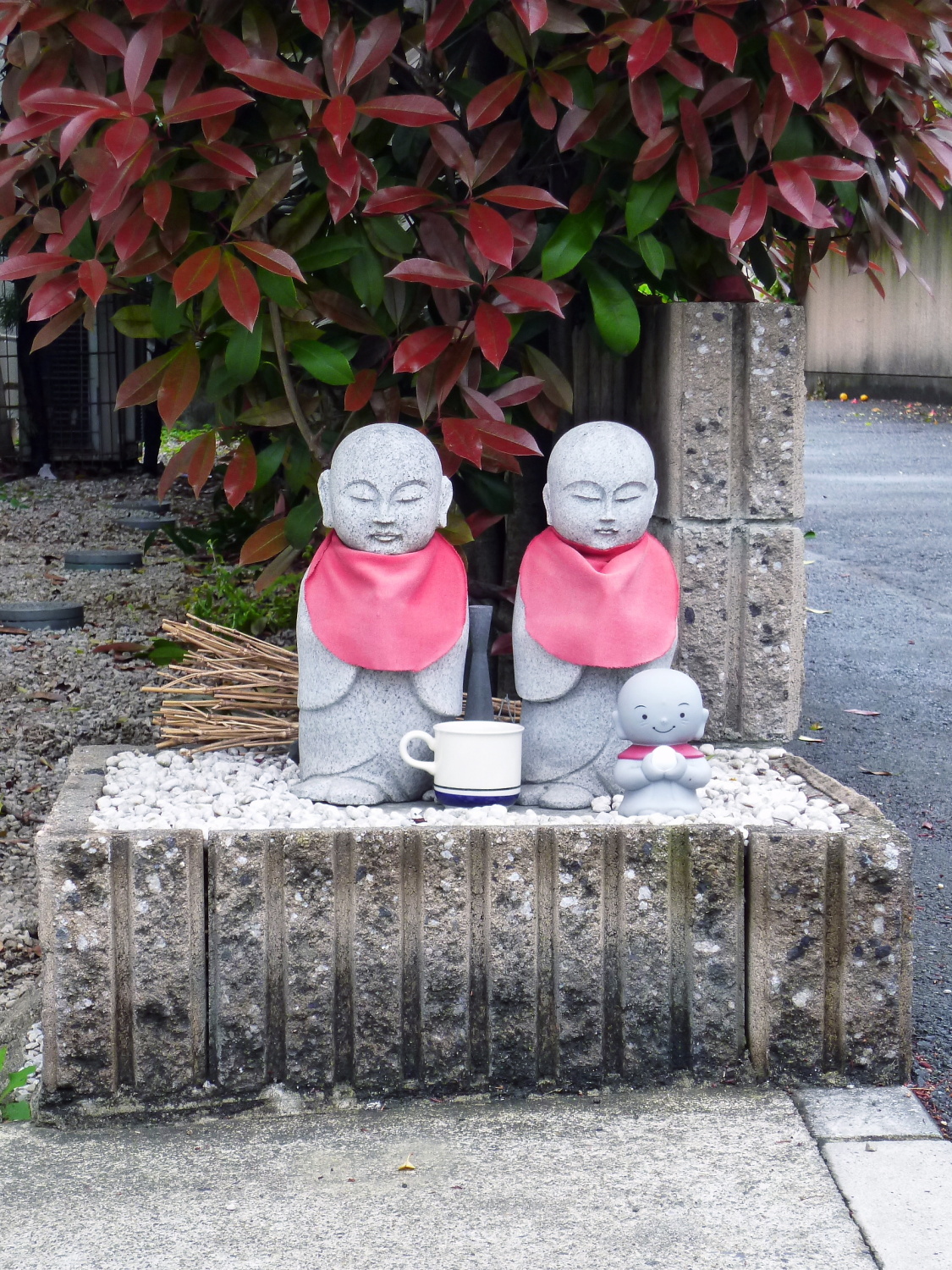 街角のちっちゃな可愛いお地蔵さん