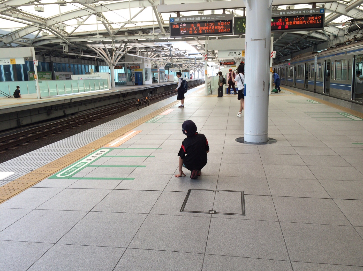 電車を待ち構える少年 画像