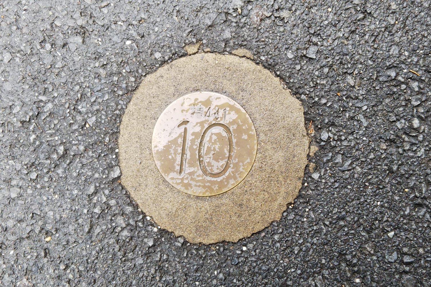 富士街道の10キロ標 1