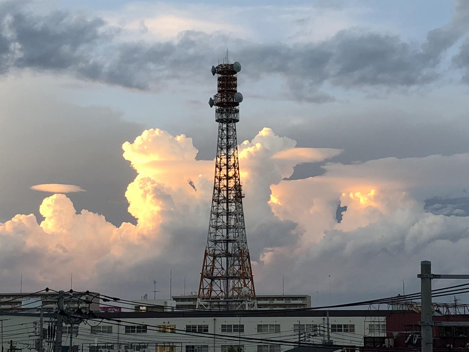 夕暮れの入道雲