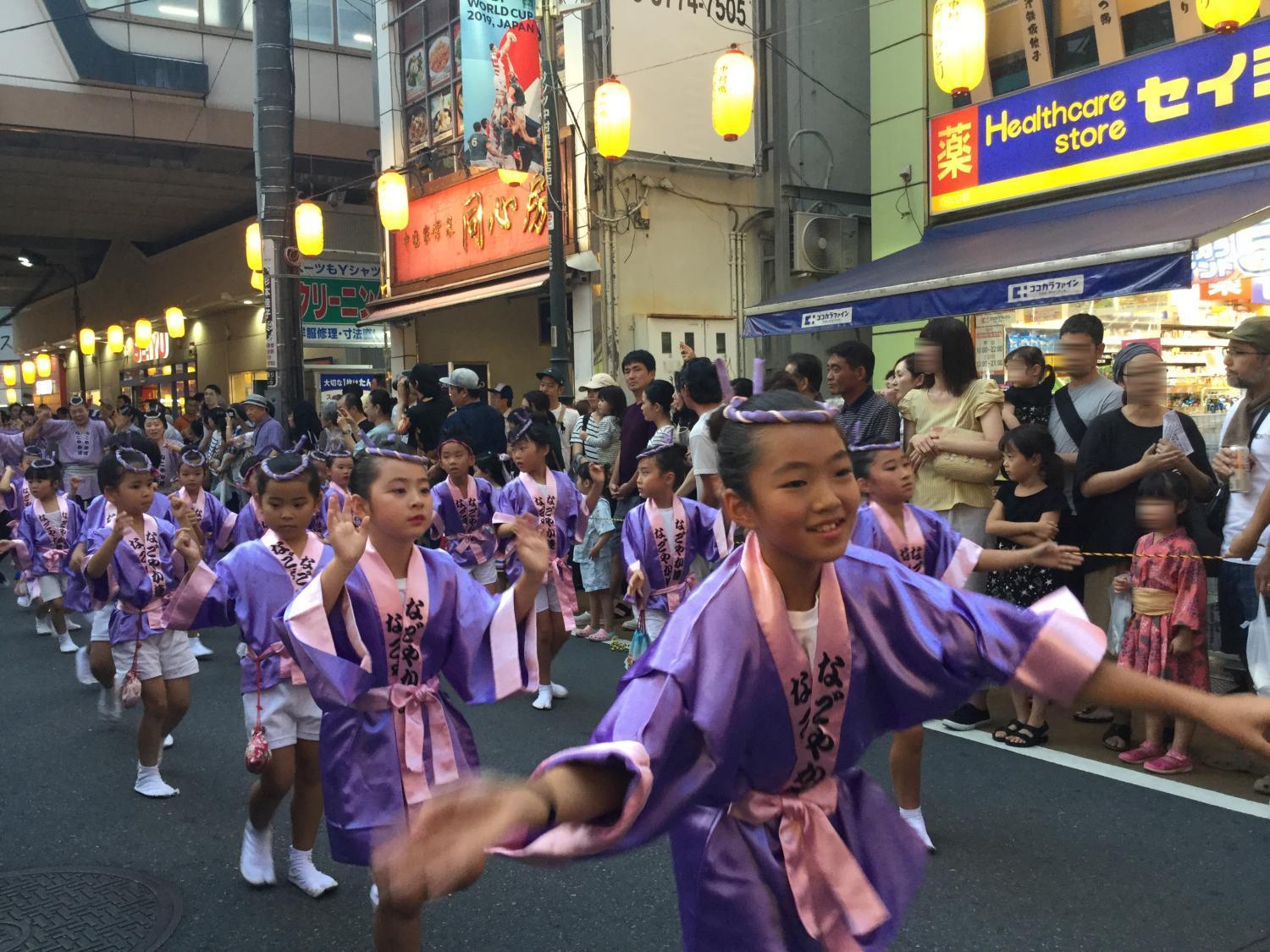 頑張っています。子供の踊り子たち