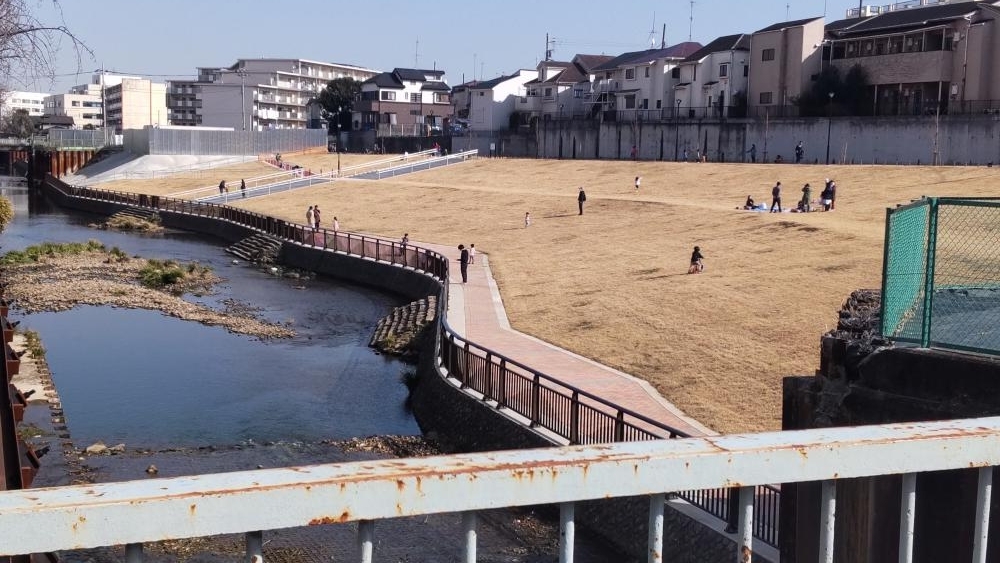 上石神井団地の前の石神井川沿い広場オープン