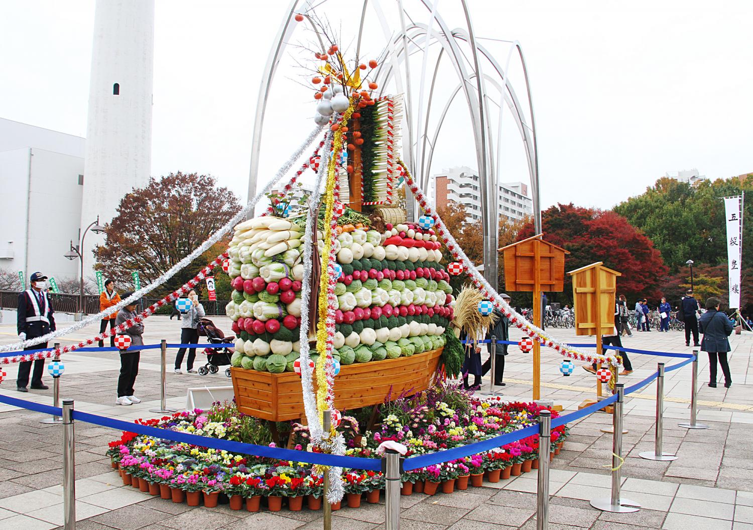 迫力満点の「宝船」は、農業祭のシンボル 画像