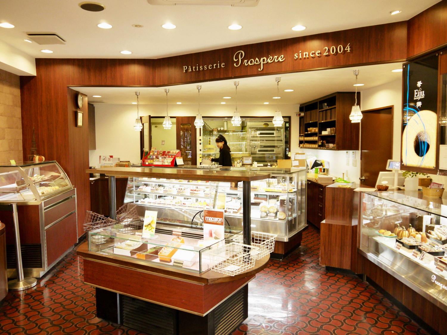 家族も嬉しい正統派クリスマスケーキ。大人も嬉しい濃厚チョコ「パティスリー　プロスペール」