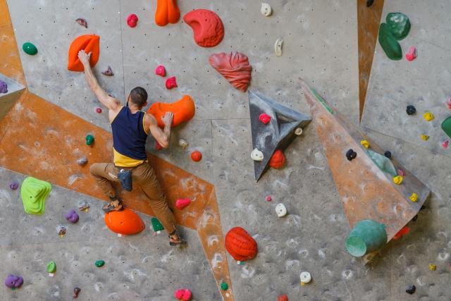 壁を登る身体能力だけでなく、コース攻略の知力も問われる【ボルダリング】 画像