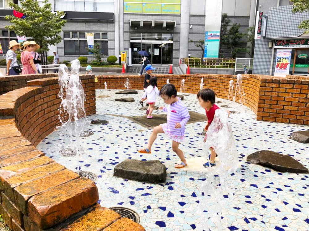 色々な場所から水が噴き上がり大興奮。 画像