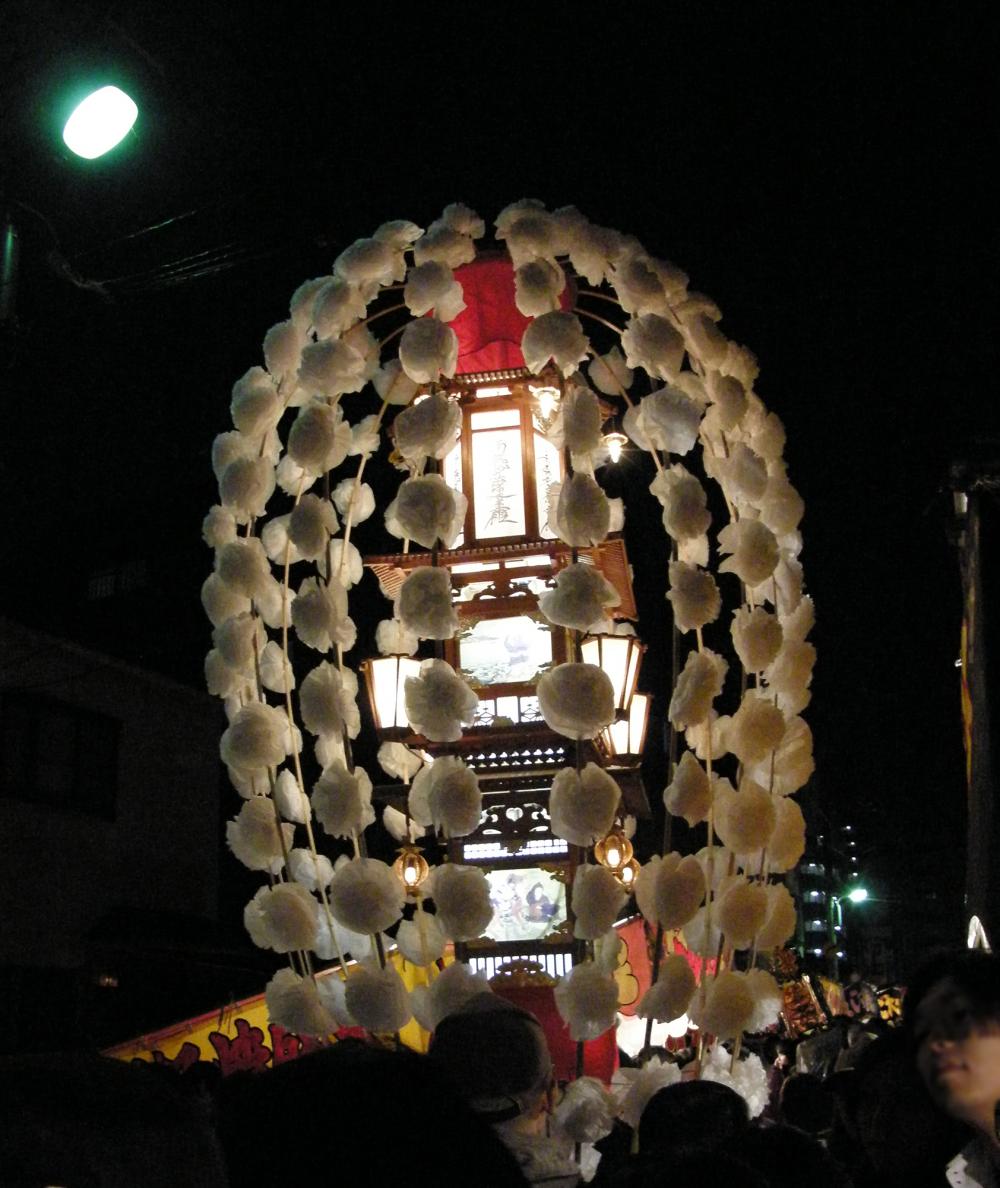 纏（まとい）や花飾りの付いた万灯行列も見もの！ 画像