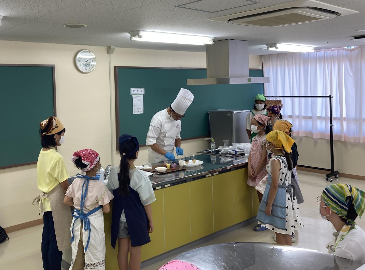 2026年度　第6回【ねりま観光ツアー】「練馬産ブルーベリー&times;パティスリーキャロリーヌ」　親子で一緒にパフェ作り体験ツアー参加者募集 1