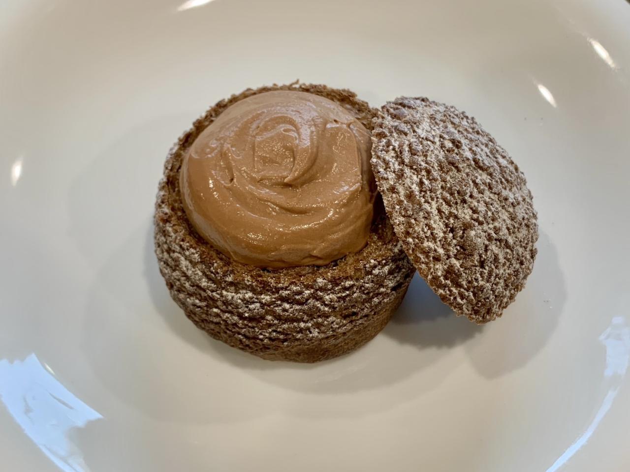 週末クリーム（チョコレートシュークリーム）