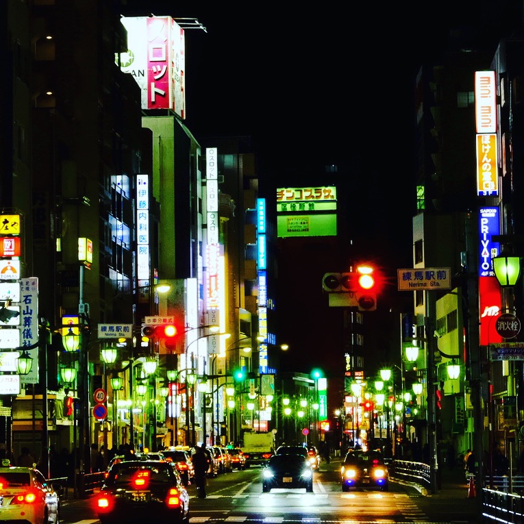 夜の練馬駅前
